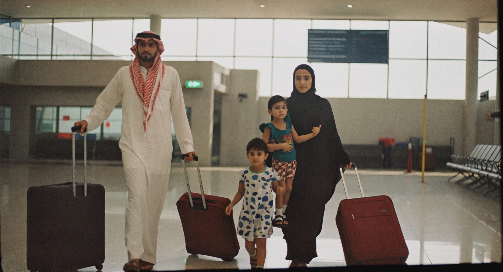 عائلة في صالة المطار